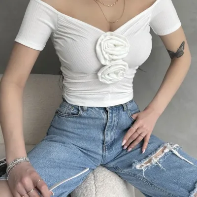 Bílý crop top s výstřihem do lodičky a růžovým detailem 1