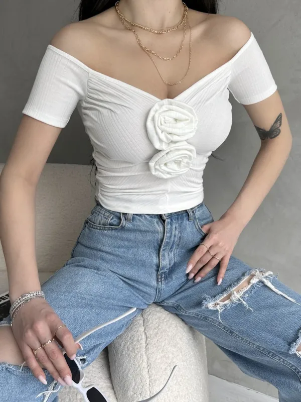 Lodičkový výstrih ružový detailný crop top biely