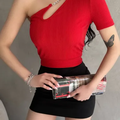 Bluză Crop Roșie cu Un Umăr și Lanț 4