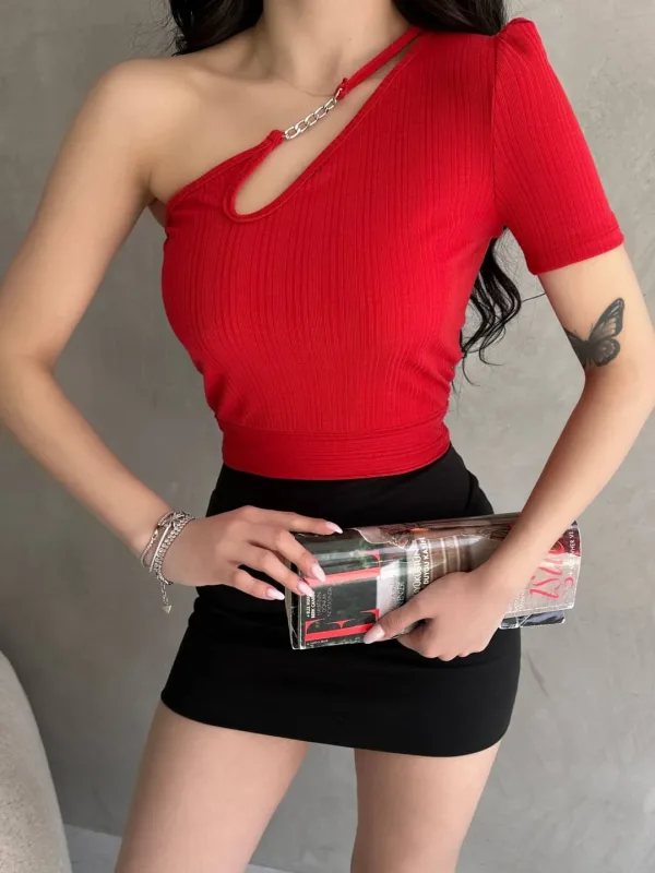 Bluză Crop Roșie cu Un Umăr și Lanț 4
