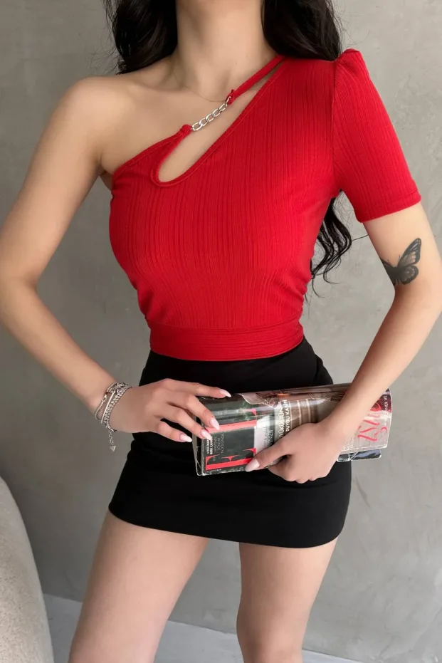 Czerwony crop top z jednym ramieniem i łańcuszkiem 4