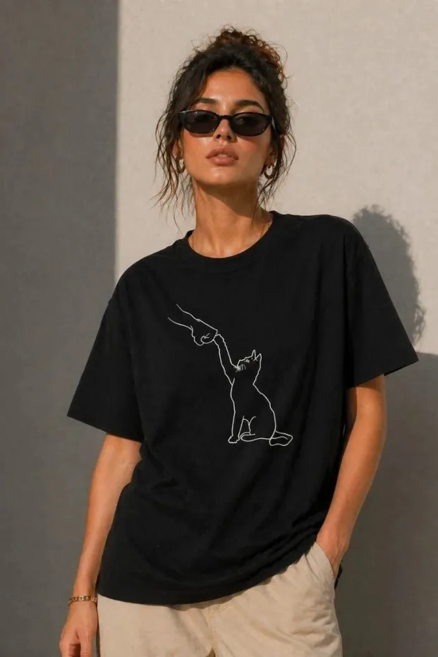 Qadın Qara Minimal Pişik Rəsm Çap Qısa Qol T-Shirt 1