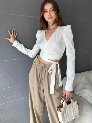 Bijeli crop top s preklopnim ovratnikom i remenom