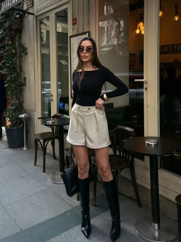 شورت ميني بحزام سلسلة وتفاصيل عين الطائر بيج 2