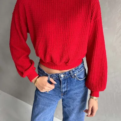 Textúrovaná crop blúzka s rolákom červená 4