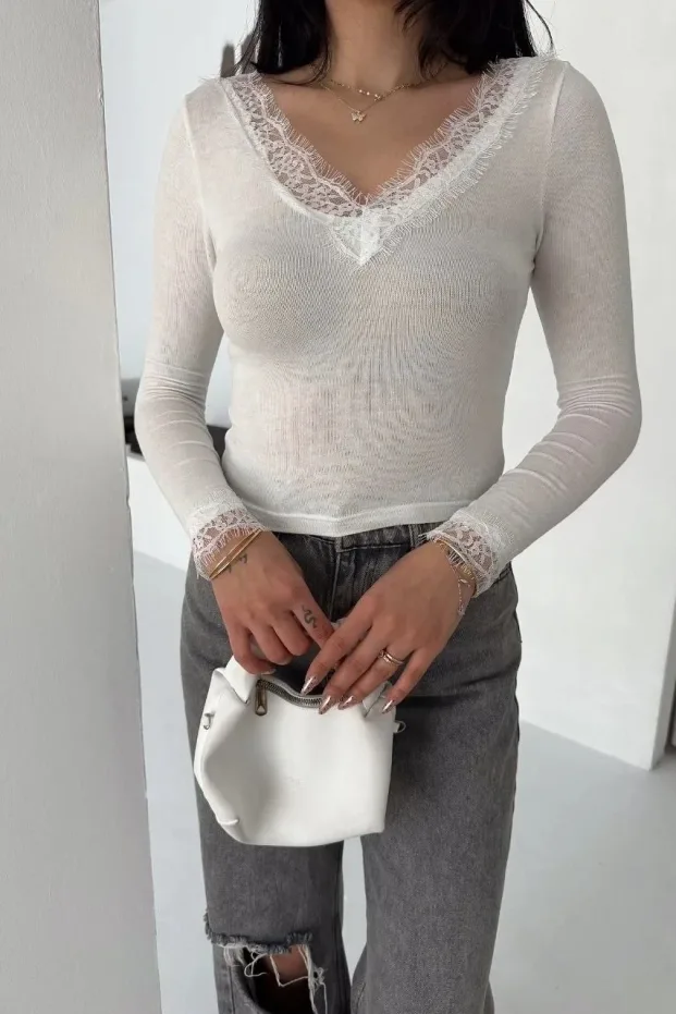 Kadın Beyaz Dantel Detaylı V Yaka Kaşmir Dokulu Crop Bluz 2