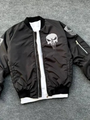 მამაკაცის შავი სამხედრო სტილის Punisher Skull ნაბეჭდი ბომბერ ქურთუკი