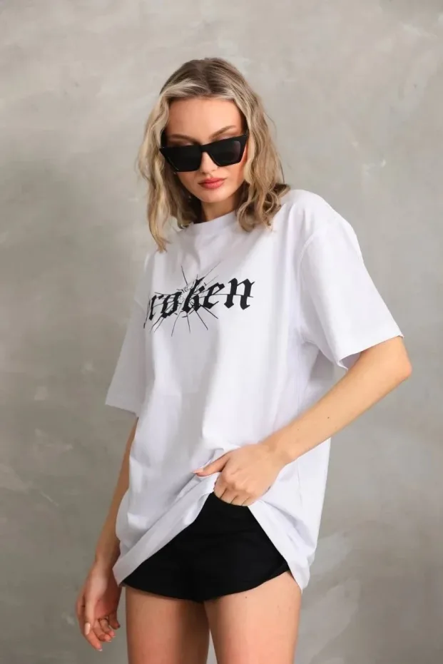 Dámské bílé oversized tričko s cyklistickým výstřihem a potiskem 7