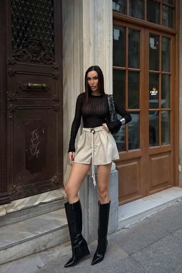Bež plisirane mini šorts sa pletenim kaišem 6