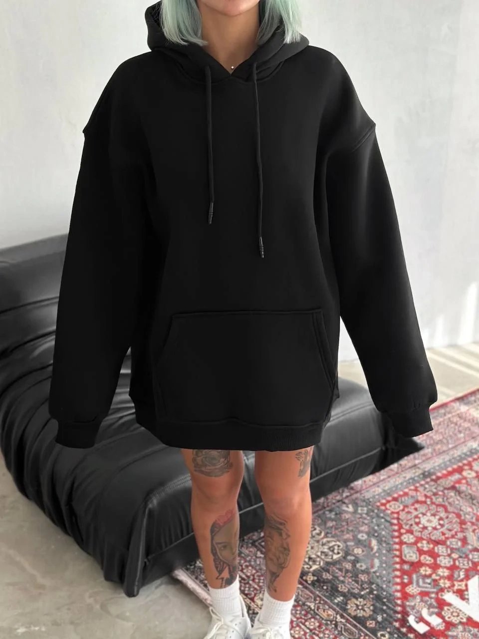 Ženska crna oversize 3 niti pamučna kengur džep kapuljača sweatshirt 1