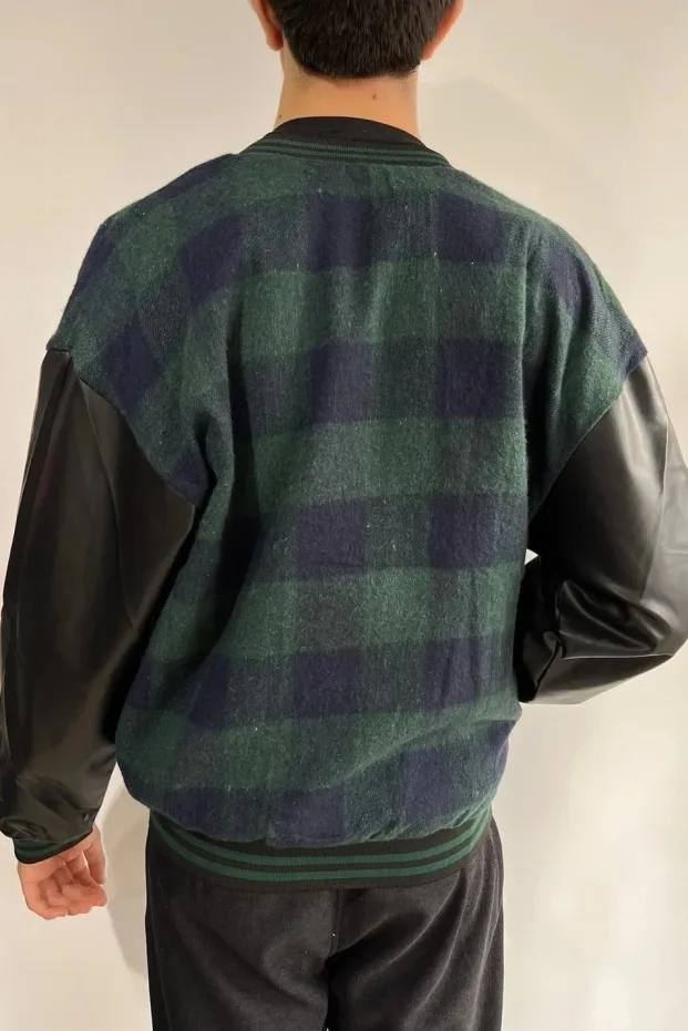 Pánská khaki bunda s kostkovaným vzorem a výšivkou, college styl 2