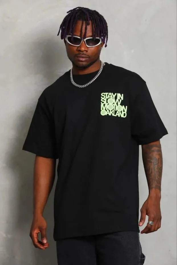 Tîşorta Mêran a Reş a Regular Fit Bi Qûna Bisîkletê Çapkirî 1