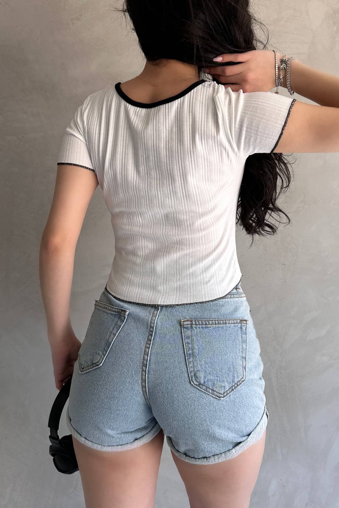 Biały crop top z dekoltem basenowym i lamówką 2