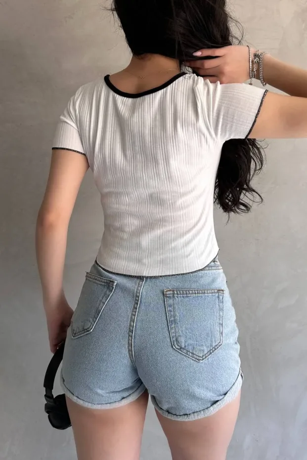 Biały crop top z dekoltem basenowym i lamówką 2