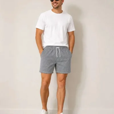 Машки црни regular fit шорцеви со водоотпорни линии, предни и задни џебови, ластик 2