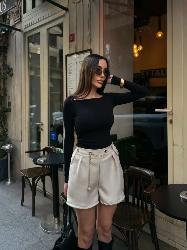 شورت ميني بحزام سلسلة وتفاصيل عين الطائر بيج 3