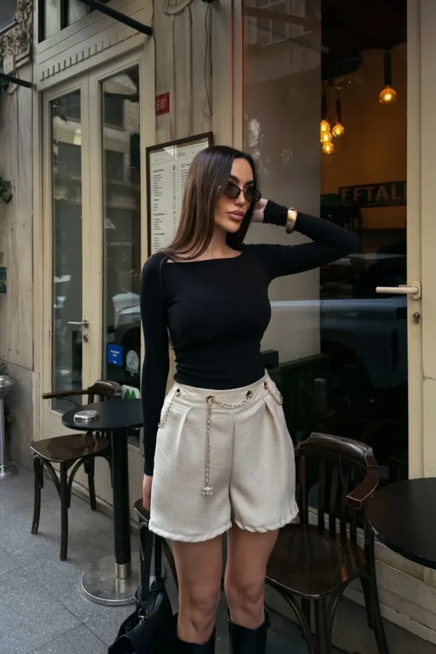 Şorta Minî ya Bi Zincîr û Kembera Bi Detayên Çavê Çûkan Bej 3