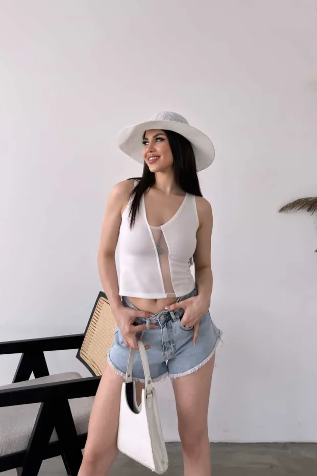 Bijela bluza bez rukava s tul detaljima i dekolteom 3