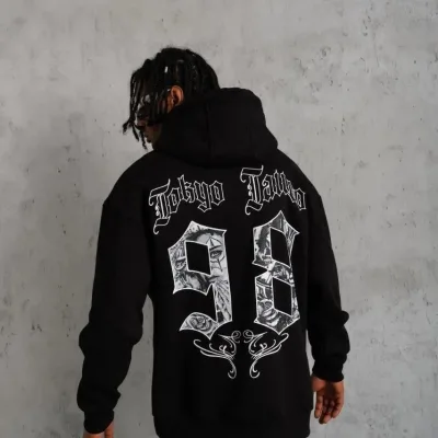 Sweatshirtê Mêran ê Reş ê 3 Têlî Pembû Bi Qapûşon û Çapkirî 4
