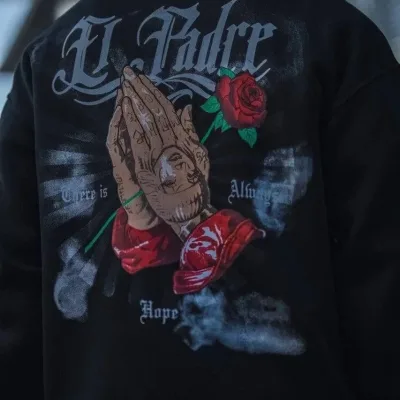 Sweatshirtê Mêran ê Reş ê Oversize ê Bi 3 Têlên Pembo, Kapûşon, Çapkirî 2