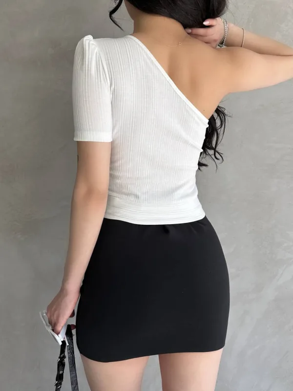 Bluză Crop Albă cu Un Umăr și Lanț 2