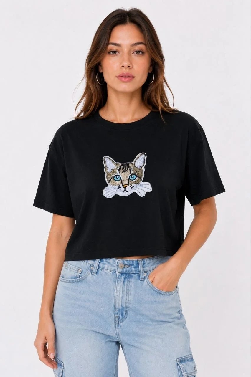 Ženska crna oversize mačka print crop majica 1