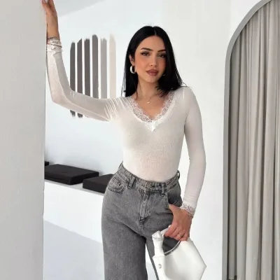 Dámská bílá crop halenka, s krajkovými detaily, s výstřihem do V, kašmírová textura 3