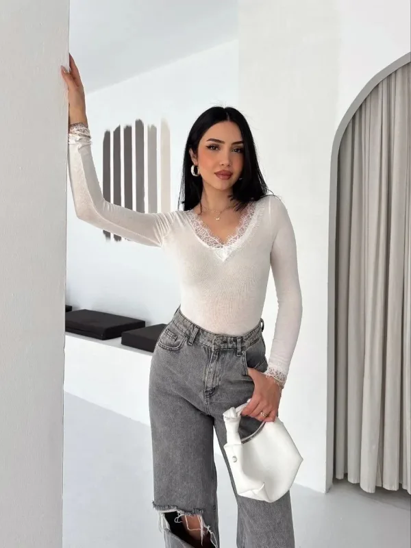Dámská bílá crop halenka, s krajkovými detaily, s výstřihem do V, kašmírová textura 3