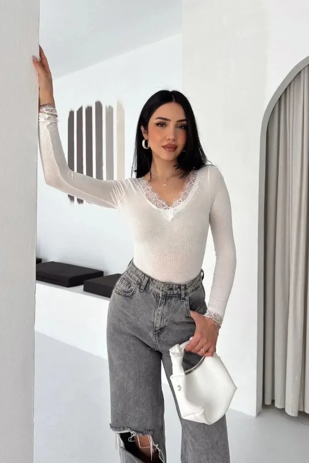 Kadın Beyaz Dantel Detaylı V Yaka Kaşmir Dokulu Crop Bluz 3