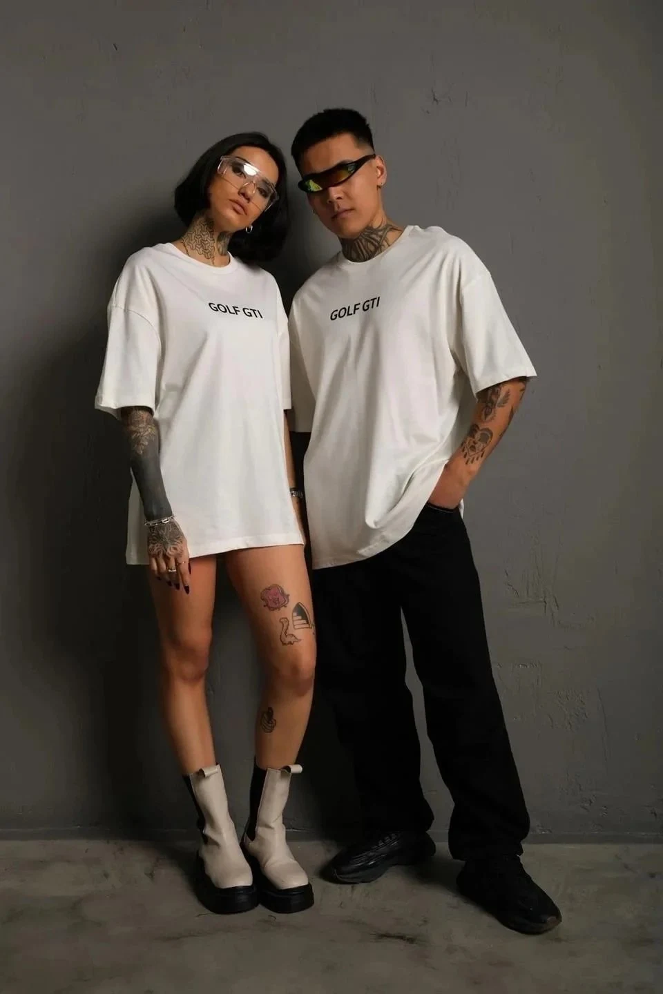 Burra T-shirt i bardhë oversized me print retro makine Golf GTI