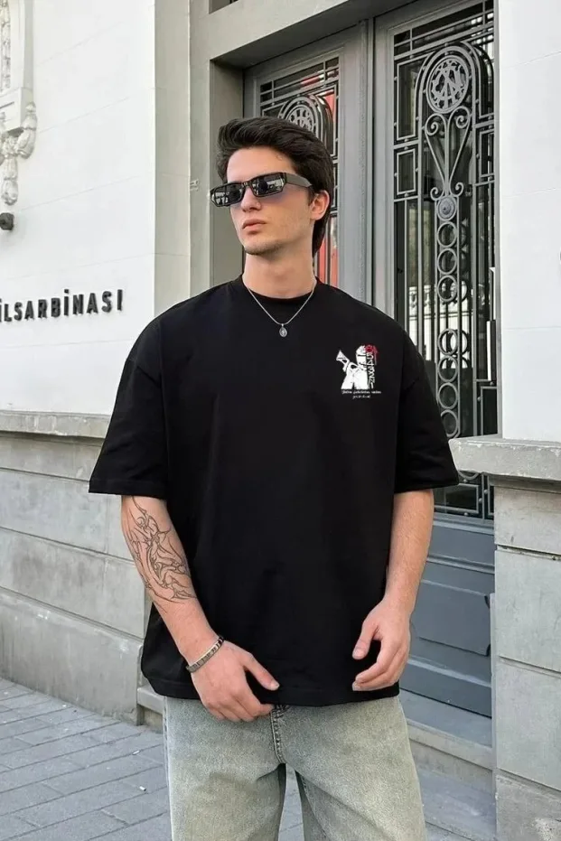 Машки бел oversize велосипед јака со принт летна маица 1