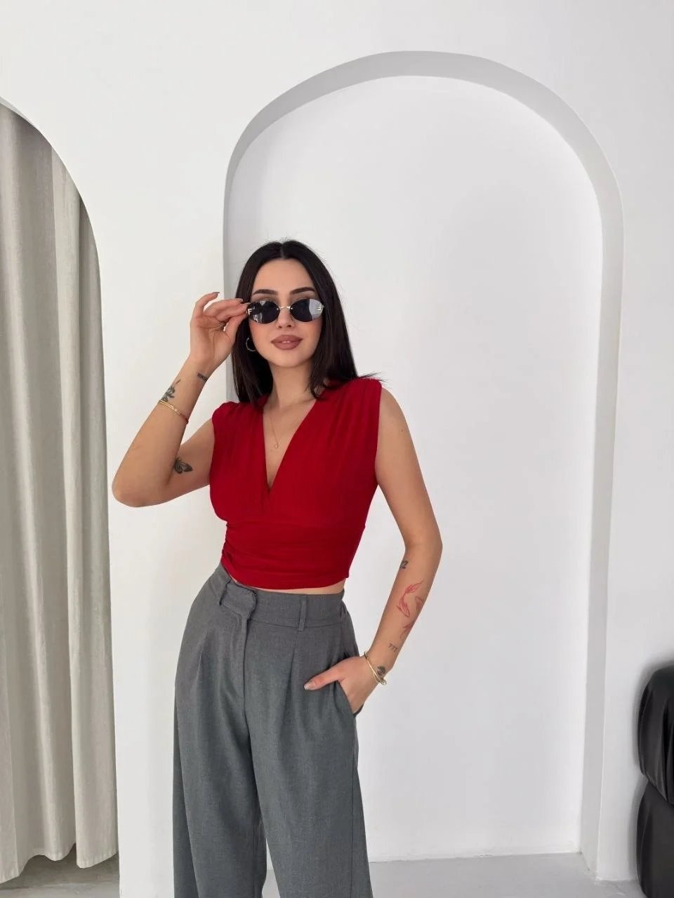 Bluzë femrash e kuqe me jakë V, jastëkë, pa mëngë dhe draperie likra 4