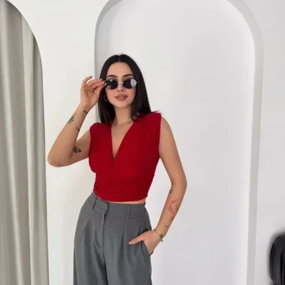 Dámská červená crop halenka, s výstřihem do V, s vycpávkami, bez rukávů, s drapérií, lycrová 4