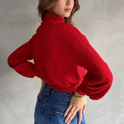 Textúrovaná crop blúzka s rolákom červená 5