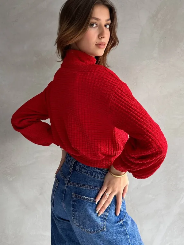 Textúrovaná crop blúzka s rolákom červená 5