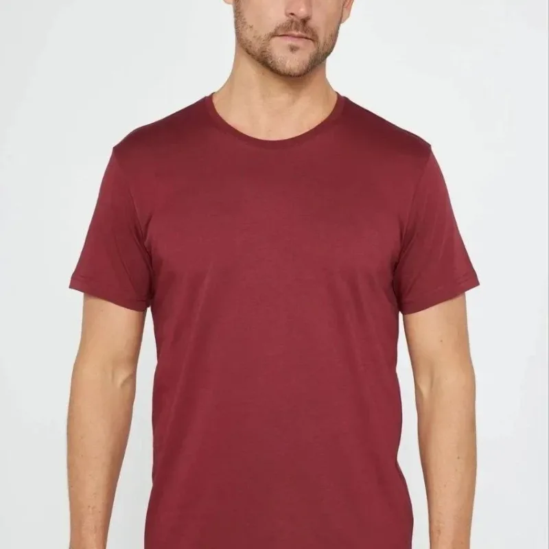 Muška bordo oversize majica sa okruglim izrezom i štampom