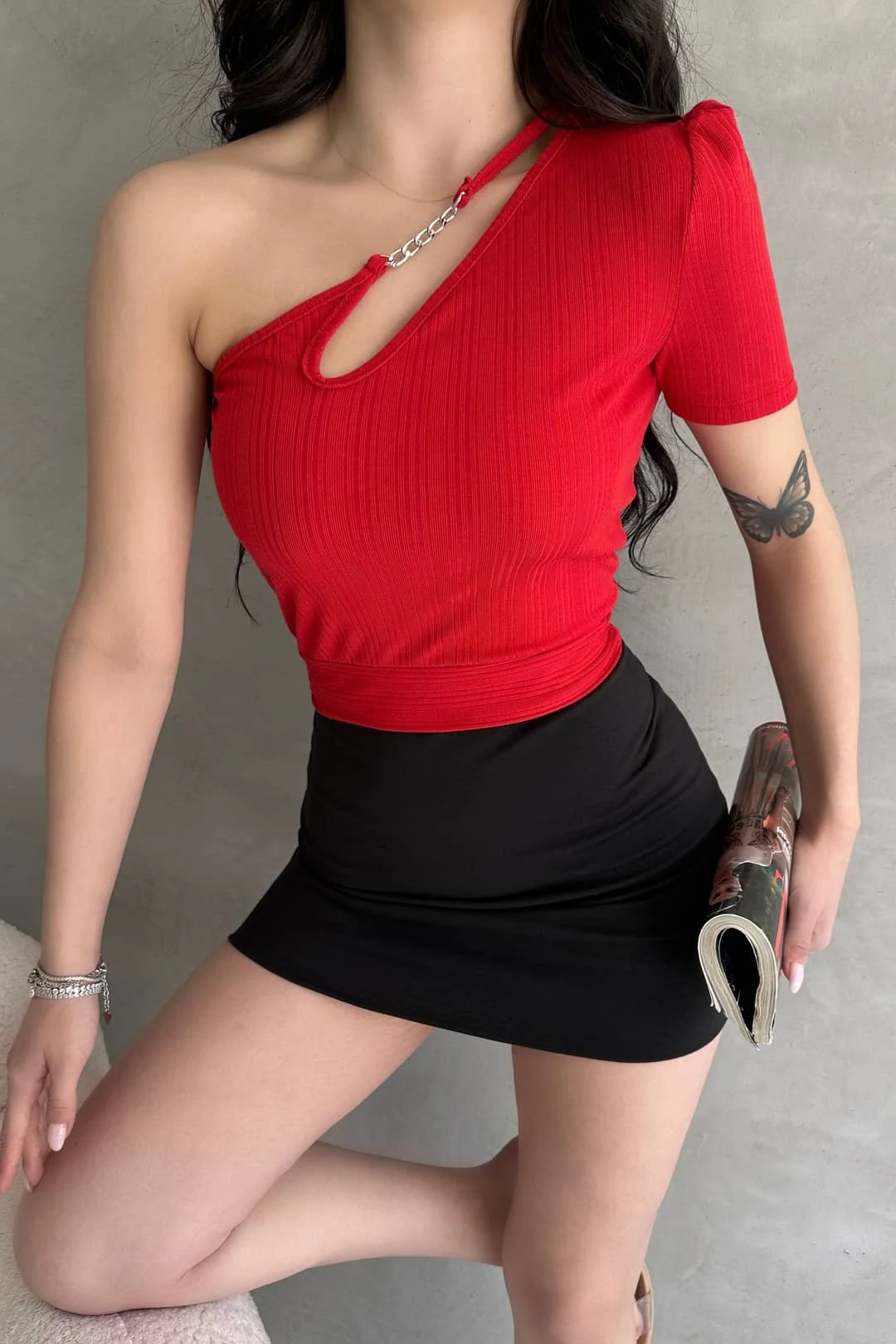 Bluză Crop Roșie cu Un Umăr și Lanț