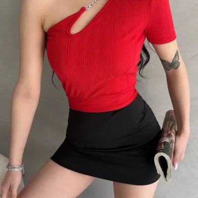 Bluză Crop Roșie cu Un Umăr și Lanț 1