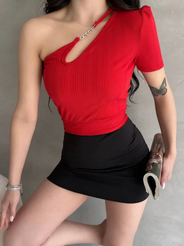 Jednoramenný retiazkový detailný crop top červený