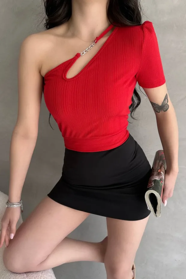 Czerwony crop top z jednym ramieniem i łańcuszkiem 1