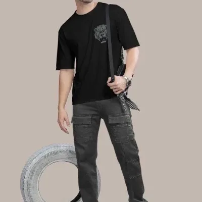 Tîşorta Mêran a Reş a Bi Stûyê Bisîkletê û Çapkirî ya Şêran a Oversize 4