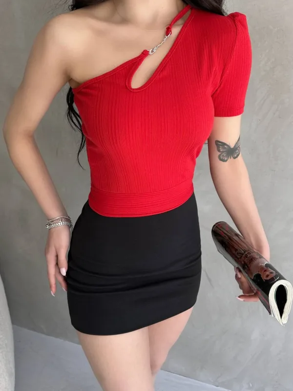 Bluză Crop Roșie cu Un Umăr și Lanț 3