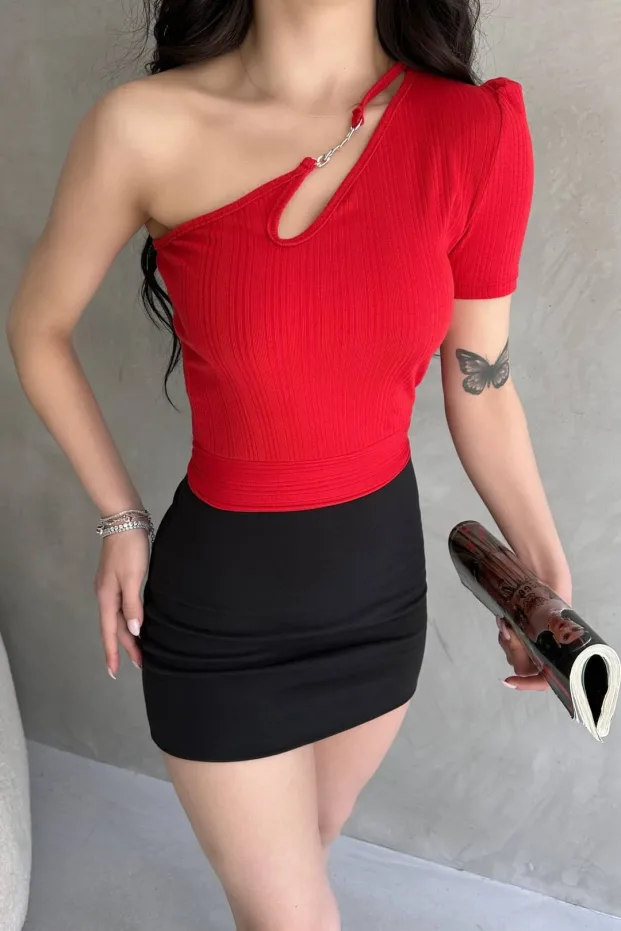 Czerwony crop top z jednym ramieniem i łańcuszkiem 3