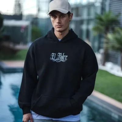 Sweatshirtê Mêran ê Reş ê Oversize ê Bi 3 Têlên Pembo, Kapûşon, Çapkirî 1