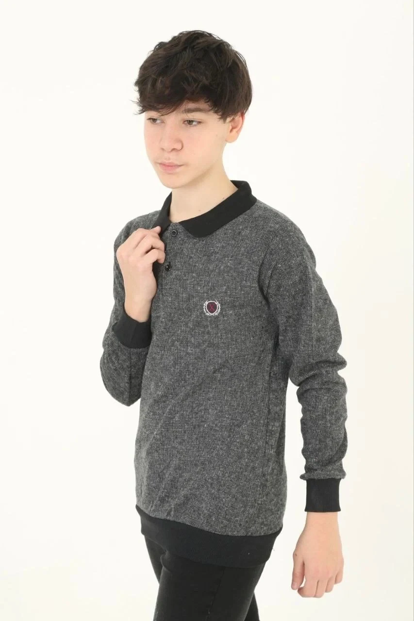 Dětský šedý svetr s výstřihem, výšivkou a knoflíky