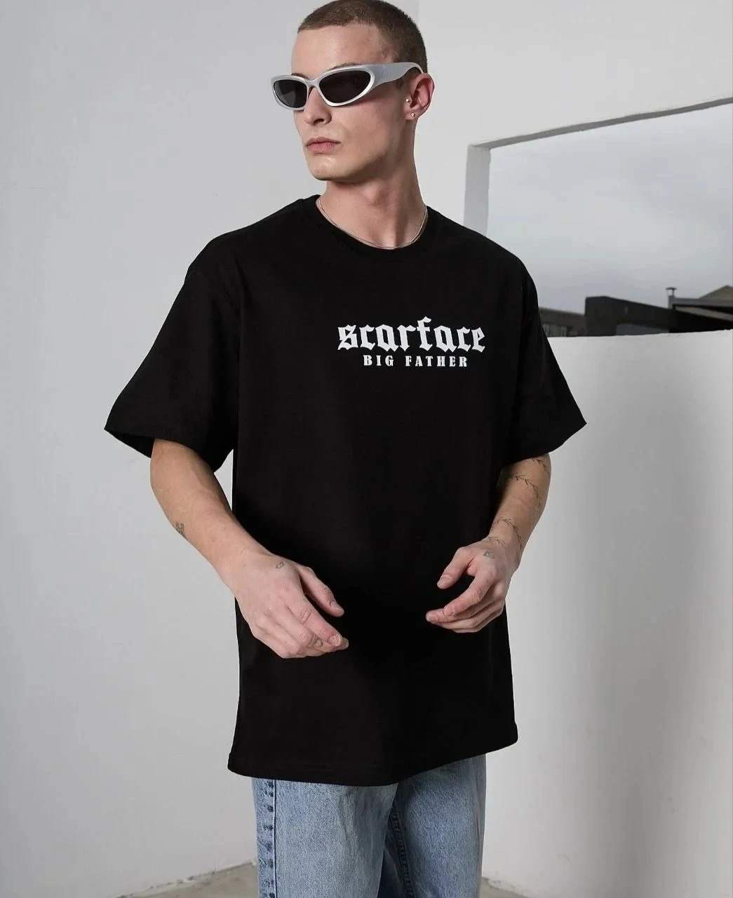 Muška crna oversize biciklistička kragna s printom majica