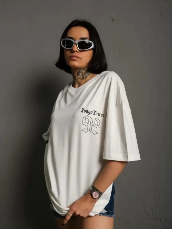 Ženska bijela oversize majica s okruglim izrezom i printom kratkih rukava 2