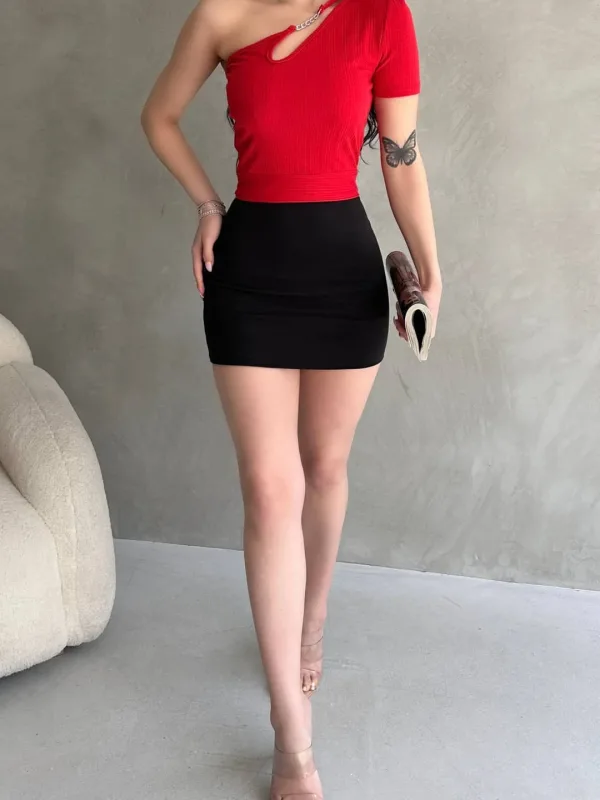 Bluză Crop Roșie cu Un Umăr și Lanț 5