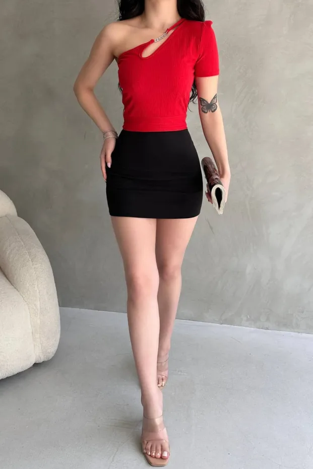Czerwony crop top z jednym ramieniem i łańcuszkiem 5