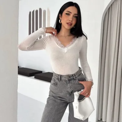 Dámská bílá crop halenka, s krajkovými detaily, s výstřihem do V, kašmírová textura 5